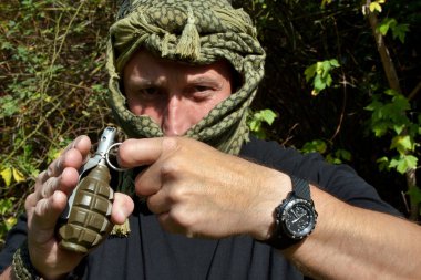 silahlı ve tehlikeli terörist, ayrıntı