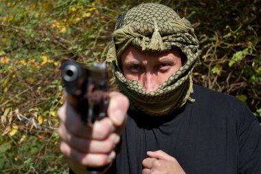 silahlı ve tehlikeli terörist, ayrıntı