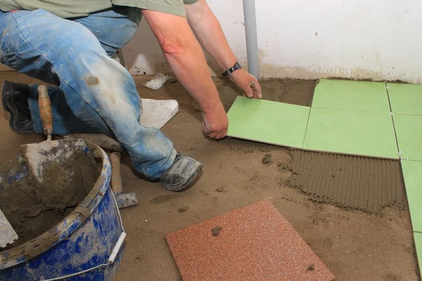 Floor tile installation — Stock Photo, Image