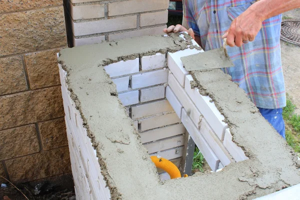 Bricklayer builds a wall — Stock Photo, Image