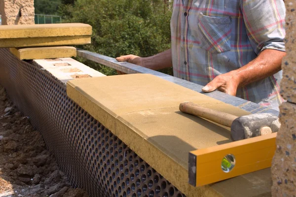 Bricklayer builds a wall — Stock Photo, Image