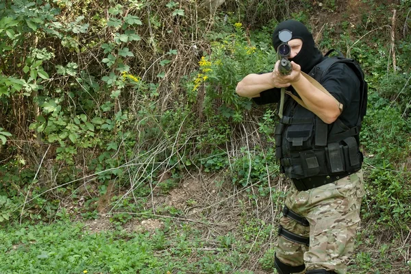 Soldado das Forças Especiais, terrorista armado — Fotografia de Stock