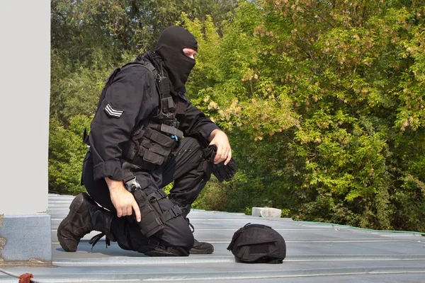 Vigilando VIPs, policía de fuerzas especiales con el arma en el techo — Foto de Stock