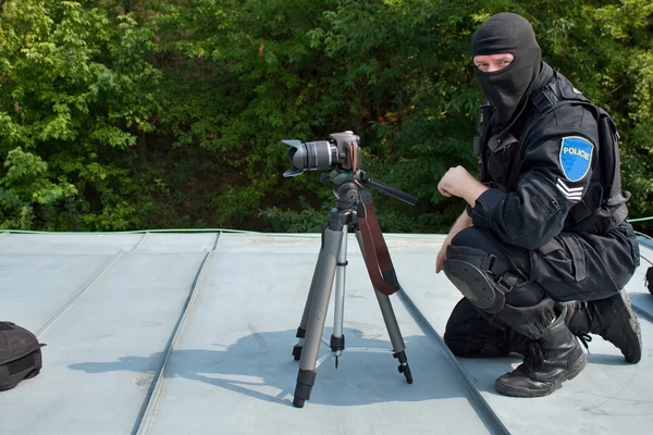 Bewaken van vips, speciale troepen politieagent met het pistool op het dak — Stockfoto