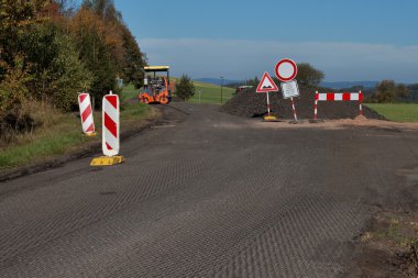 Çek Cumhuriyeti'nde bor köyü yakınlarında yol tamiri