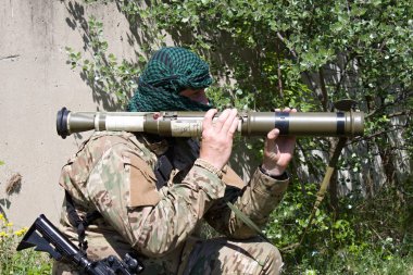 Silahlı terörist, özgürlük savaşçısı, bir maskeli katil