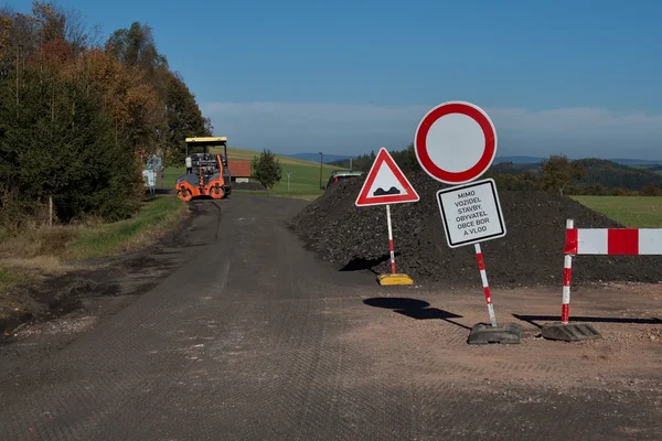 Reparação de estradas na República Checa, perto da aldeia de Bor — Fotografia de Stock