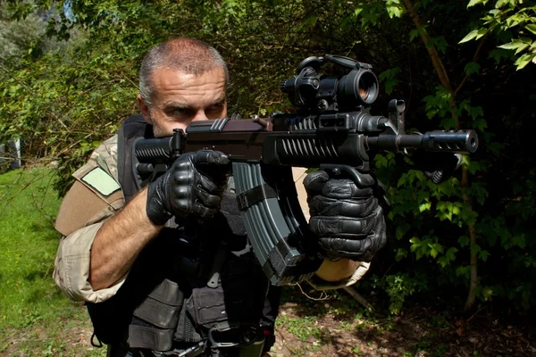 Soldado das Forças Especiais com espingarda de assalto "sa.58 " — Fotografia de Stock