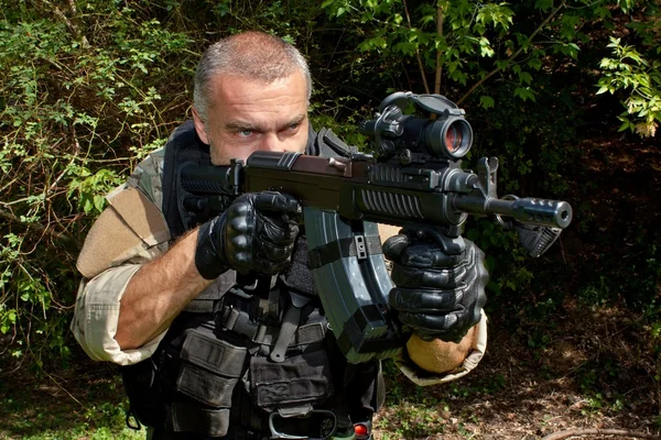 Soldat einer Spezialeinheit mit Sturmgewehr "sa.58" — Stockfoto