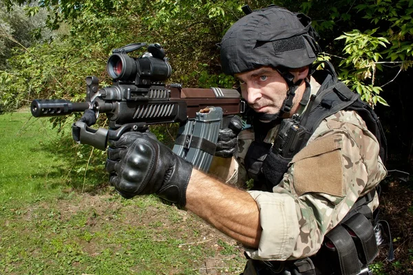 Special Forces soldier with an assault rifle "sa.58" — Stock Photo, Image