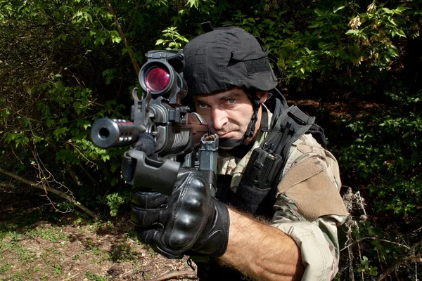 Özel Kuvvetler asker bir saldırı tüfeği "sa.58 ile" — Stok fotoğraf