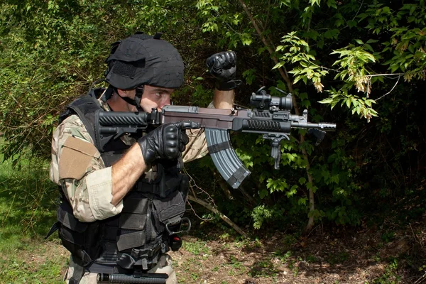 Soldado das Forças Especiais com espingarda de assalto "sa.58 " — Fotografia de Stock