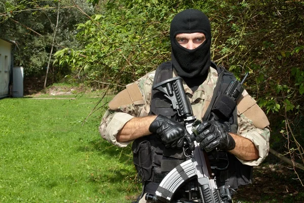 Specialstyrkor soldat med en automatkarbin "sa.58" — Stockfoto