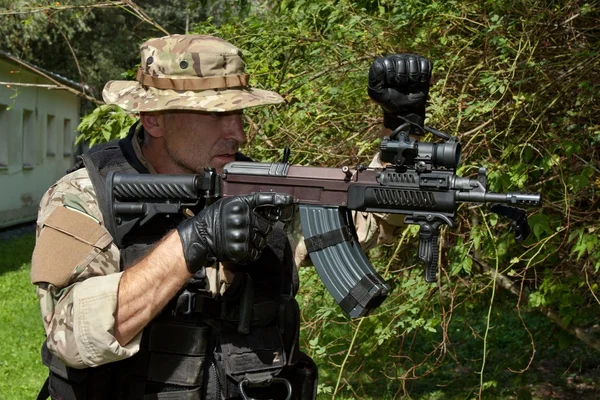 Speciale troepen soldaat met een assault rifle "sa.58" — Stockfoto