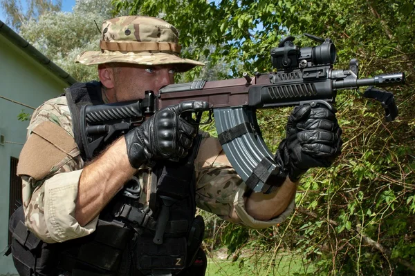 Special Forces soldier with an assault rifle "sa.58" — Stock Photo, Image