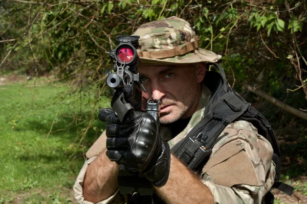 Soldado de las Fuerzas Especiales con rifle de asalto "sa.58 " — Foto de Stock