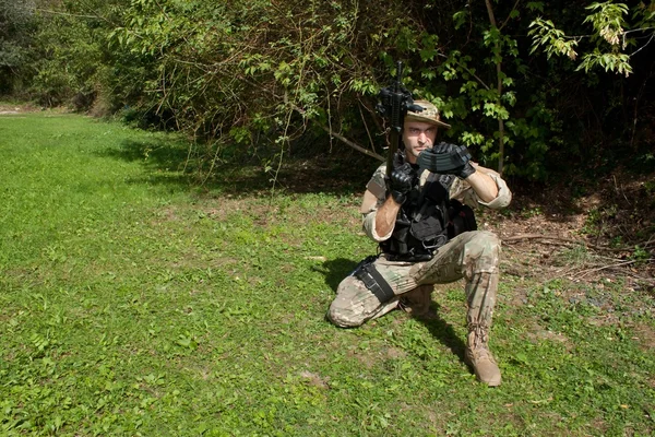 Soldado das Forças Especiais com espingarda de assalto "sa.58 " — Fotografia de Stock