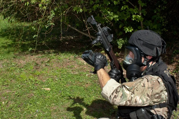 Soldado das Forças Especiais com espingarda de assalto "sa.58 " — Fotografia de Stock