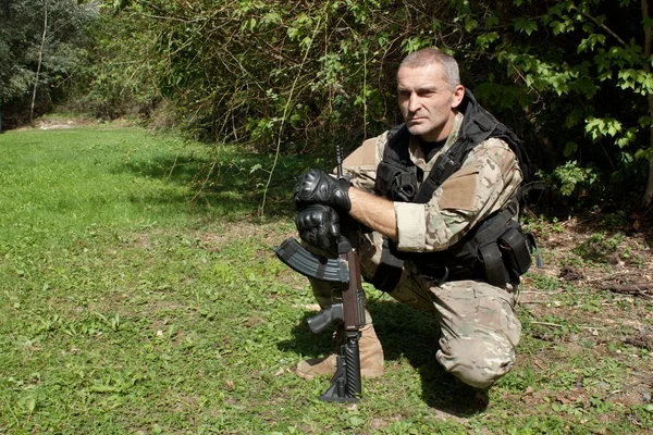 Soldado das Forças Especiais com espingarda de assalto "sa.58 " — Fotografia de Stock