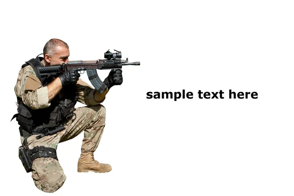Speciale troepen soldaat met een aanval geweer "sa.58" geïsoleerd op wit — Stockfoto