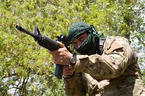 Terrorista armado, combatente da liberdade, um assassino mascarado — Fotografia de Stock