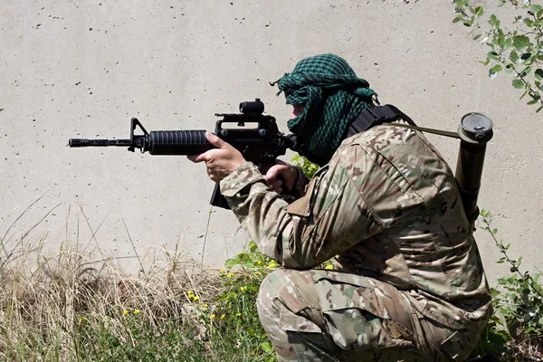 武装したテロリスト、自由の戦闘機、マスクのキラー — ストック写真
