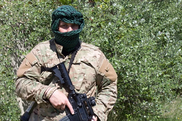 Silahlı terörist, özgürlük savaşçısı, bir maskeli katil — Stok fotoğraf