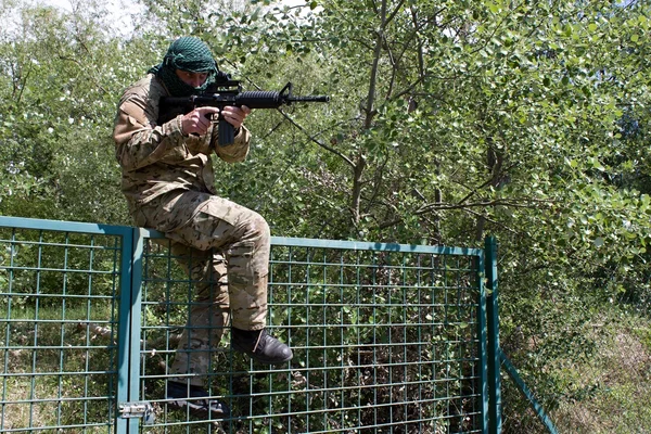 Beväpnade terrorister, frihetskämpe, en maskerad mördare — Stockfoto