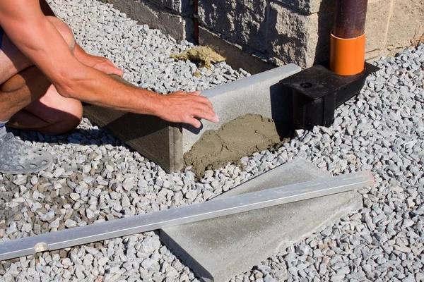 Worker laying concrete curb — Stock Photo, Image