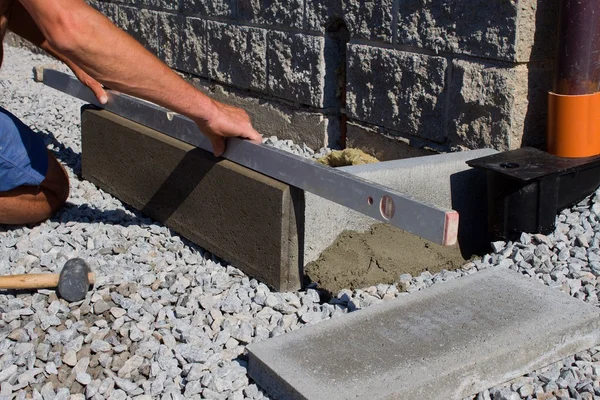 Trabalhador que estabelece freios de concreto — Fotografia de Stock