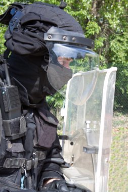 Polis memuru bir koruyucu kask ve güneşlik, sunum için hazırlık