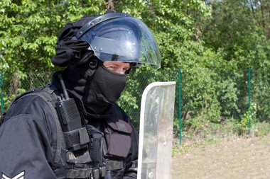 Polis memuru bir koruyucu kask ve güneşlik, sunum için hazırlık