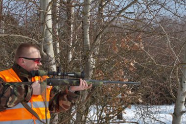 Kışın köpek viszla ile avcı