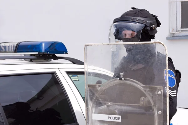 警务人员在防护头盔与面罩，制备的示范 — 图库照片