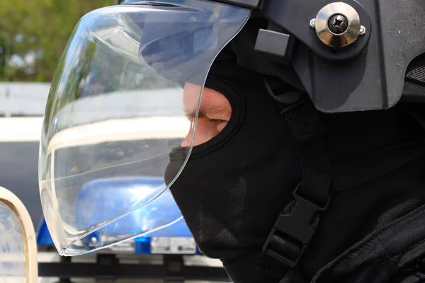 Oficial de policía con casco y visera de protección, preparación para la manifestación —  Fotos de Stock