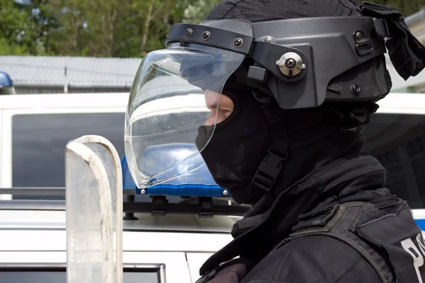 Policejní důstojník v ochrannou helmu a hledí, příprava na demonstraci — Stock fotografie