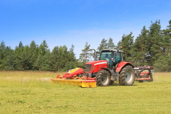 Traktor merah memotong padang rumput, Republik Ceko — Stok Foto