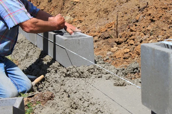 Bricklayer builds a wall — Stock Photo, Image