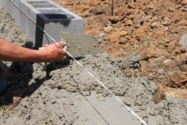 Bricklayer builds a wall — Stock Photo, Image