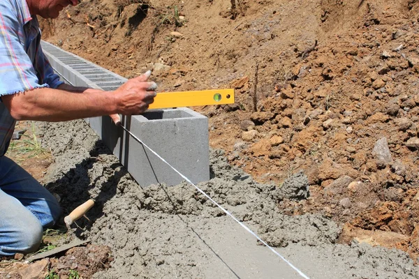 Bricklayer builds a wall — Stock Photo, Image