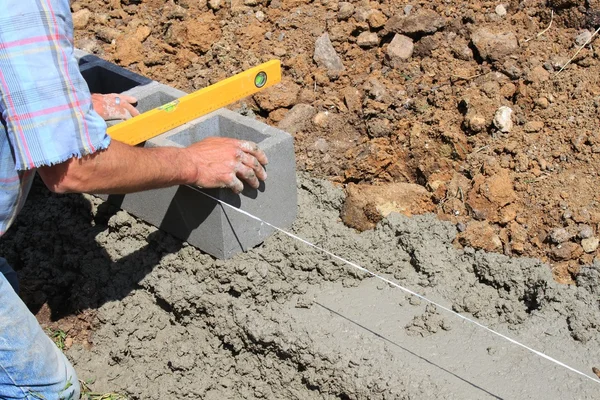 Bricklayer builds a wall — Stock Photo, Image