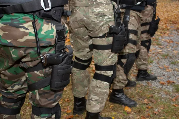 Una mirada detallada al arma en un caso, un escuadrón especial de la policía en formación — Foto de Stock