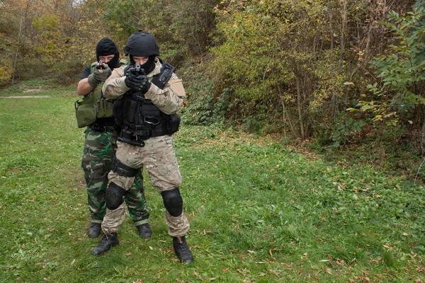 Militære instruktører roper til novise, hard trening, kommunikasjon – stockfoto