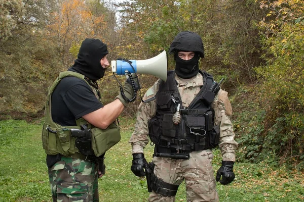 Instrutor militar grita com novato, treinamento duro, comunicação — Fotografia de Stock