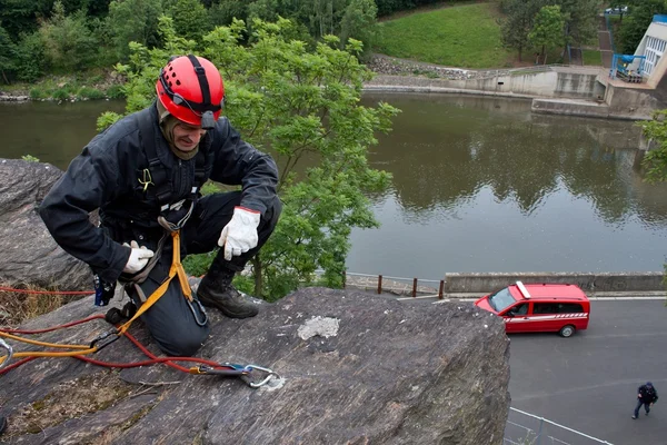 Rescuer on the rope, exercise special police units, the real situation, the Czech Republic, the city of Kadan — Stock Photo, Image