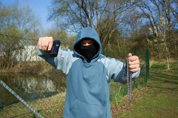 Ladrão mascarado com uma arma, assalto — Fotografia de Stock