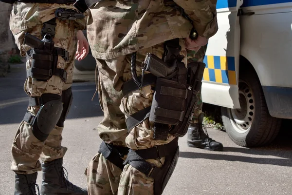 Ein Spezialeinsatzkommando der Polizei nahm die Waffe in einem Fall genauer unter die Lupe — Stockfoto
