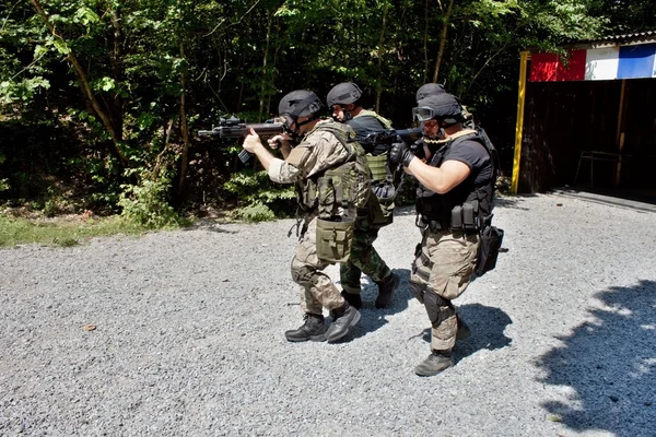 Speciale politie-eenheid in opleiding, school — Stockfoto