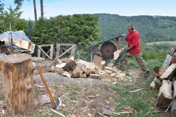 Lavori domestici, uomo taglia legno, preparazione per l'inverno — Foto Stock