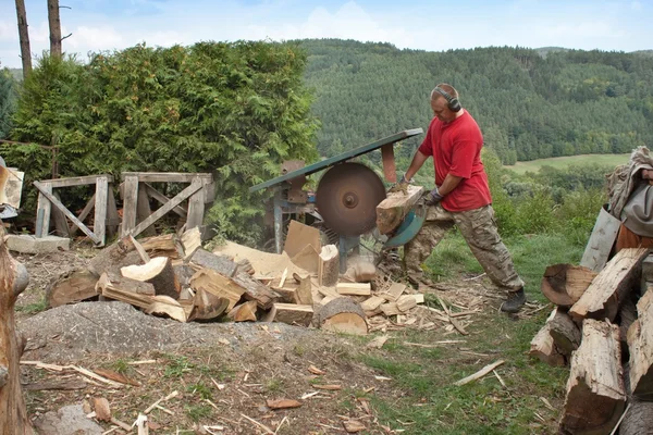 Człowiek cięcia drewna opałowego, przygotowanie do zimy — Zdjęcie stockowe